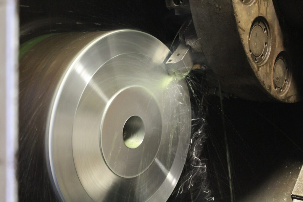 Torno CNC maquinando una pieza de acero en CNC La Honda